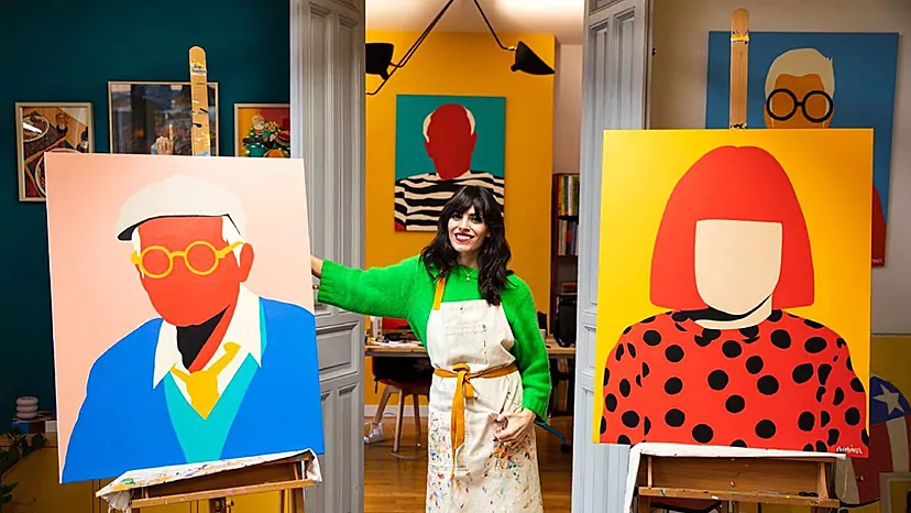 Coco Dávez mostrando sus obras del nuevo realismo ilustrado