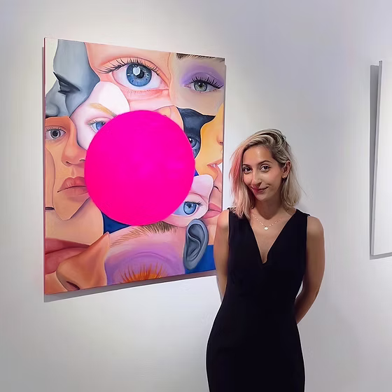 Arte de Celia Gallega con partes de rostros deconstruidos y un círculo rosa neón