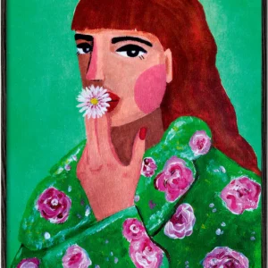 Mujer con una flor y fondo verde